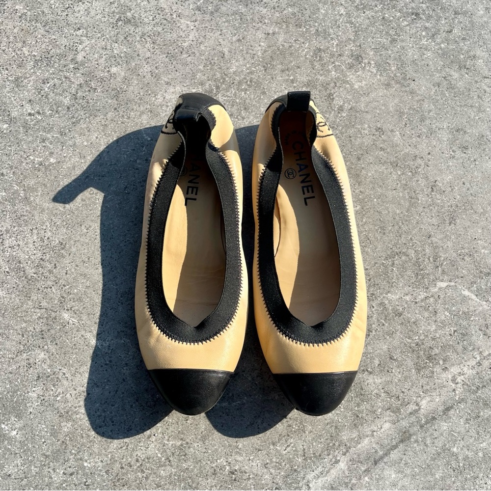 CHANEL 12P CC Logo Classic Beige Black Leather Cap-Toe Ballet Flats - Picture 2 of 7